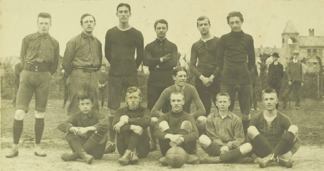 H.F.C.Haarlem. Elftal haarlem II, seizoen 1907-1908. W. Moggenstorm, W.F. van der Lee, J. Lijnkamp, F. Veen, P. Jacobi, R. Serné, P. Leslie Miller, J. Verwey, E. Jacobi, Jur Haak en N. Blankevoort