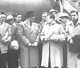 Foto bij krantenartikel (1954), links (met verband om zijn hoofd) matroos B.J. Serné