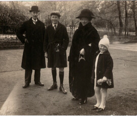 Jacobus Serné (1855-1947) zijn vrouw Maria Petronella Teunisse (1856-1936) en twee van hun kleinkinderen, Wim (de oudere jongen op de foto) en Jan (circa 1930)