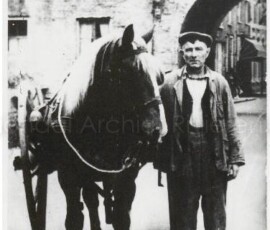 Roel Serne met paard en wagen voor de Culemborgsepoort. circa 1940