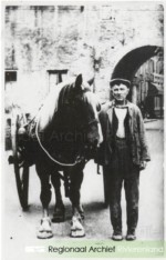 Roel Serne met paard en wagen voor de Culemborgsepoort. circa 1940