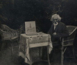 Albertus Serné (1863 - 1924). In de tuin van zijn dochter en schoonzoon in Meppel