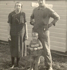 Marritje de Kruijf (27 december 1895 te Mijdrecht - 28 augustus 1979 te Woerden) beroep: sluiswachtster Gerrit Laurens Serné (3 juli 1894 te Nieuwkoop - 10 mei 1940 te Rotterdam) beroep: schipper Gerrit Laurens Serné jr (21 december 1926 te Mijdrecht -10 februari 1945 te Ter Aar)