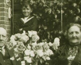 Het echtpaar Pieter Sernee (1854-1936) en Petronella Groeneveld (1853-1932). Het jongetje op de achtergrond is (nog) onbekend