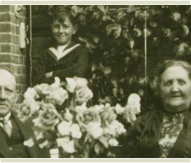 Het echtpaar Pieter Sernee (1854-1936) en Petronella Groeneveld (1853-1932). Het jongetje op de achtergrond is (nog) onbekend