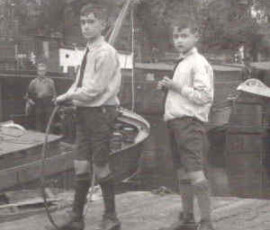 Piet en Fred Serné op de Sloterkade te Amsterdam (ca. 1929)