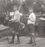 Piet en Fred Serné op de Sloterkade te Amsterdam (ca. 1929)