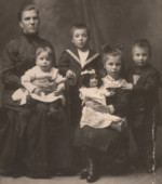 Alida Hendrika van Stam en haar vier kinderen (ca. 1913)