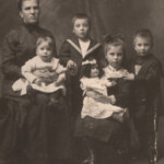 Alida Hendrika van Stam en haar vier kinderen (ca. 1913)