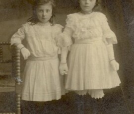 Dit zijn de Cornelia en Wilhemina Sernee, de tante en moeder van Walter Coronel. De foto is rond 1911 gemaakt.