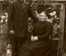 Klaas van Heeringen en Antje Serné (voor 1930)Antje Serné, geboren op 12-05-1859 te Vinkeveen en Waverveen, overleden 29-05-1931 te Wilnis. Gehuwd op 19-jarige leeftijd op 17-05-1878 te Vinkeveen c.a. Echtgenoot is Klaas van Heeringen, 24 jaar oud, schipper, geboren op 23-08-1853 te Vinkeveen, overleden 12-10-1920 te Wilnis. Aanvullende informatie: Anjo is de kleinzoon van Antje Serné zij trouwde met Klaas van Heeringen. Anjo weet niet beter dan dat Klaas van Heeringen in Wilnis boerenkoopman was. Hij haalde spullen uit Amsterdam, en verkocht die aan de boeren in (de omgeving van) Wilnis waar ze woonden. Ze kregen 14 kinderen waarvan 12 levend.
