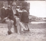 Fred en Pieter Leonardus Serné en hun moeder (ca. 1930)