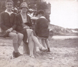 Fred en Pieter Leonardus Serné en hun moeder (ca. 1930)